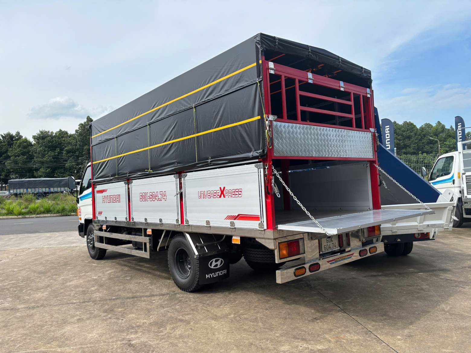 Hyundai Mighty W750 (1).jpg
